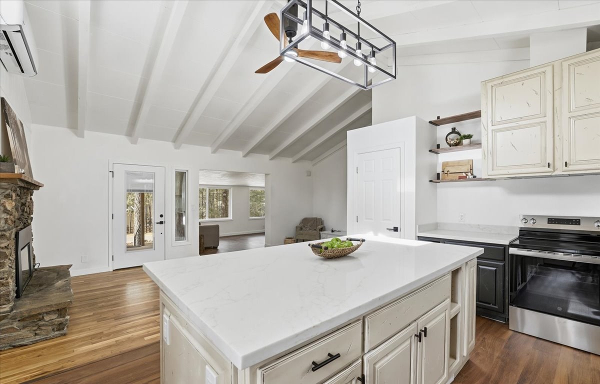A vaulted, light-filled Prescott-area kitchen